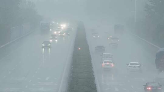 4K拍摄下着大雨的高速公路行驶的车辆