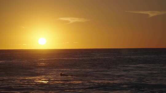 海浪巨浪航拍海上日出日落海岸慢镜头视频素材模板下载