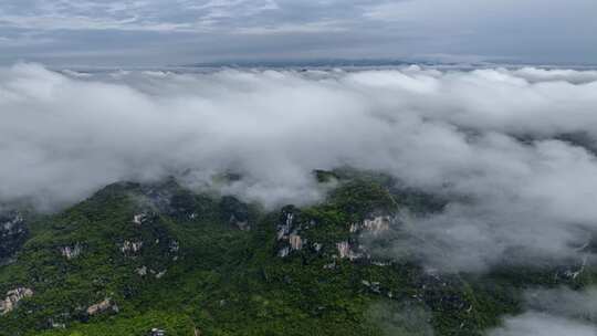 云海中的青山 空中俯瞰壮美景观