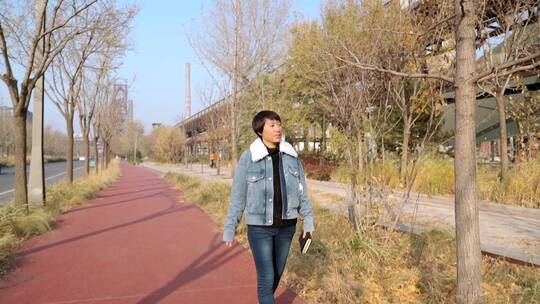 走在北京首钢遗址公园内的女性