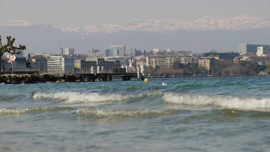 大海海边海浪涌动海边的城市建筑