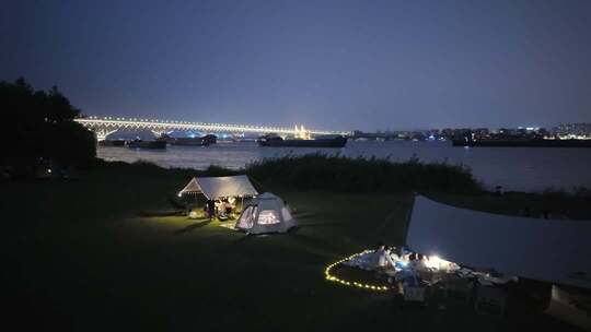 傍晚南京长江边游客户外露营场景
