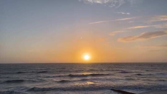 海边海浪日出海鸟飞翔