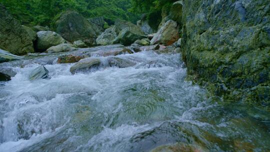 山间溪流