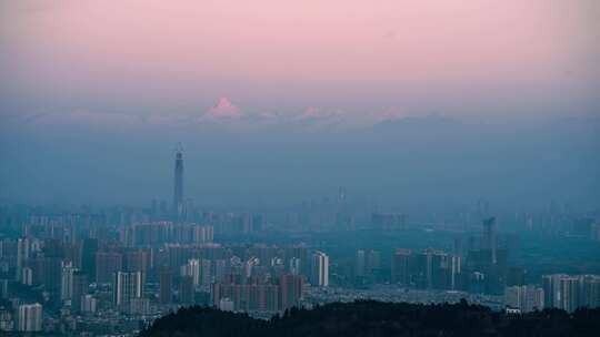 成都看雪山日出照亮城市