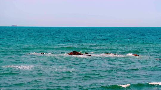 海景海面上风浪拍打礁石