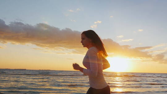 一个好身材女孩在海滩上跑步视频素材模板下载