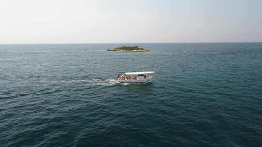 克罗地亚亚亚得里亚海小岛附近载有乘客的小船