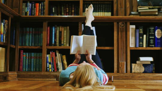 女人在书房躺下看书 视频素材模板下载