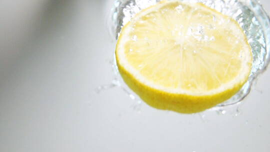 柠檬片入水
