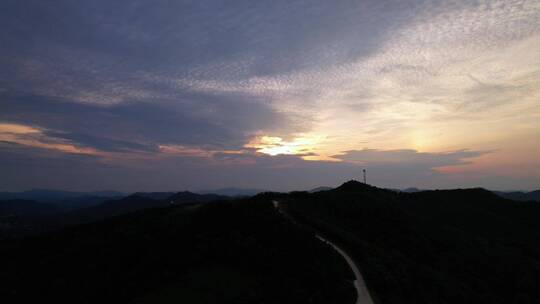 夕阳火烧云山峰