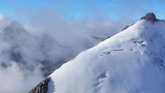 航拍攀登横断山脉乌库楚雪山山脊上的登山者