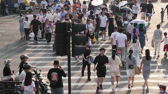 大城市行人过马路特写