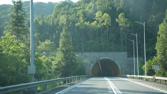 汽车高速公路行驶进入隧道开车视角行车视角