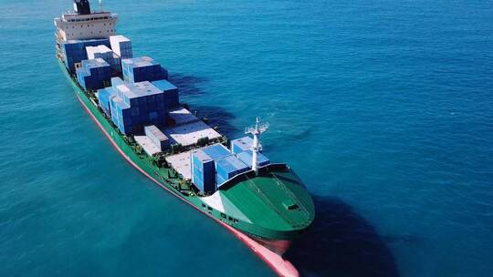 海上集箱航行的国际物流货船