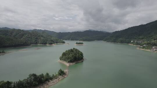 航拍绿色湖泊的湖心岛