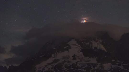 雪山月亮夜空