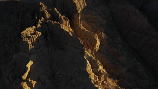 航拍夕阳下金黄色的西藏扎达土林局部景观