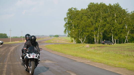 摩托车手和女朋友在农村骑车旅行