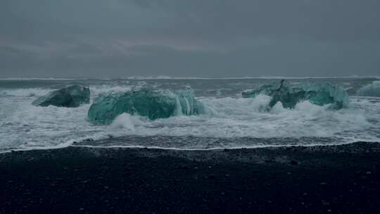 海浪拍打这冰山