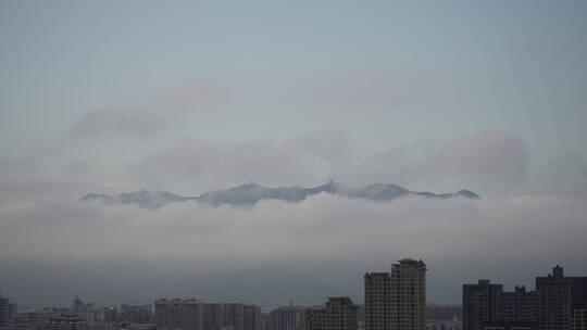 城市里天空下云层飘过遮住了群山4k延时