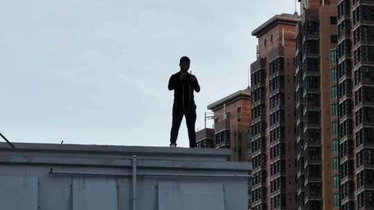 香港铜锣湾站在楼顶男子航拍
