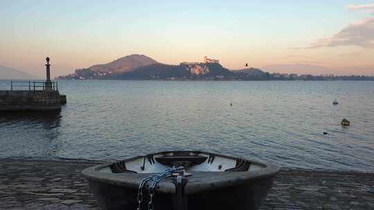 日落时分，意大利马焦雷湖渔船被拖出水面，拍摄静态照片