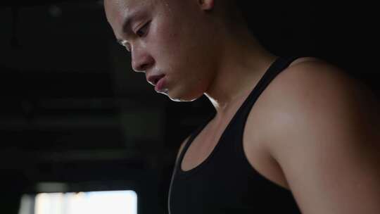 年轻男人在健身房锻炼身体视频素材模板下载