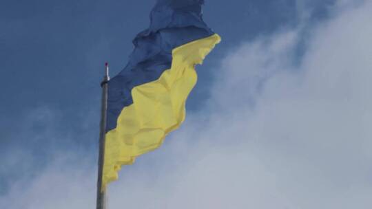 黄蓝相间的旗帜随风飘扬
