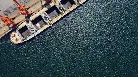港口货船停靠海面航拍素材