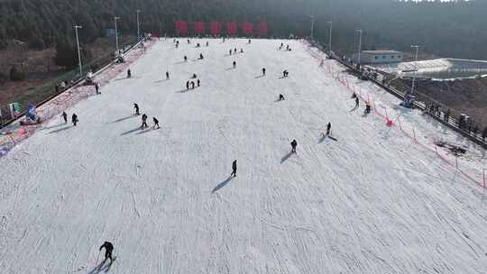 户外滑雪场中许多人在滑雪的热闹景象