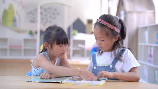 儿童在看书阅读课外书视频素材模板下载