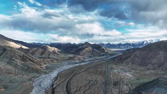 青海昆仑山脉下雅丹山谷中的青藏铁路和公路