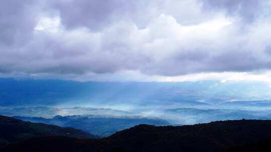 山顶清晨风光白云飘动延时摄影丁达尔光