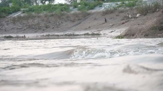 河流 流水 水面 奔流 江河 波涛 波浪翻滚