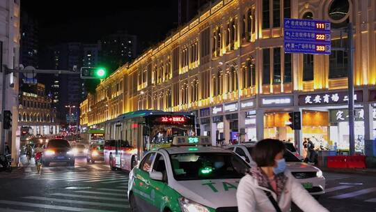 繁华城市夜晚街道路口车流人流