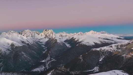 航拍雪山日照金山