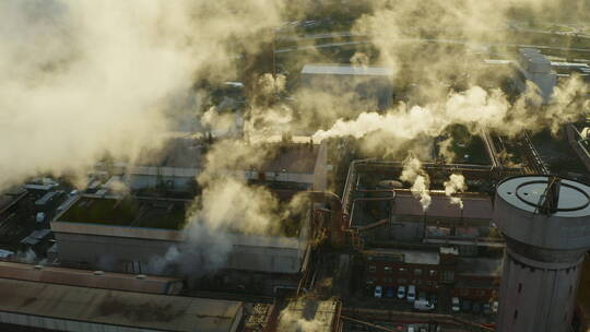 钢铁制造厂排放烟雾航拍