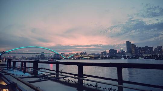 4k上海傍晚日落后面的南浦大桥卢浦大桥夜景