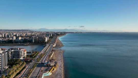 航拍沿海城市和海岸上的公路