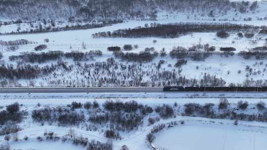 雪原铁路上行驶的货运列车