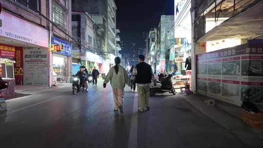 贵港老街夜景情侣牵手逛街