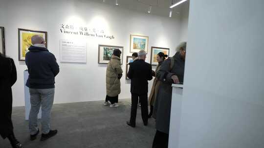 人群参观艺术展视频素材模板下载