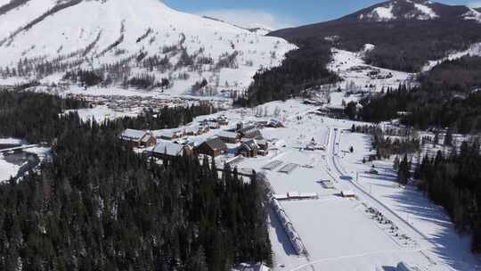 航拍新疆冬季喀纳斯河流晨雾雪山森林雪景