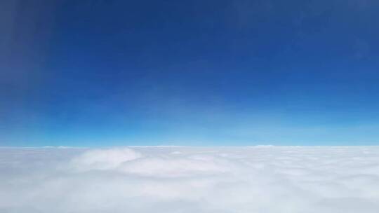 高空云海上飞行的航班视角美景