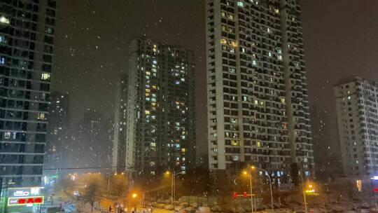 下雪的夜晚 下雪天街道路口 小区万家灯火视频素材模板下载