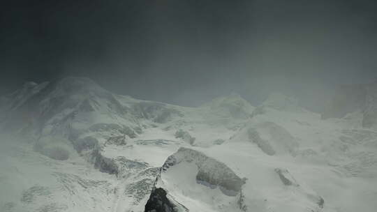 瑞士马特洪峰阿尔卑斯山雪峰滑雪视频素材模板下载