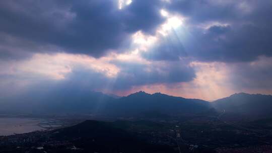 乌云光影横移崂山