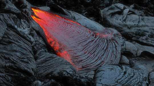 航拍火山岩浆流动