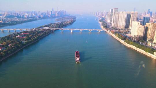 长沙湘江中的旅游船和货运船